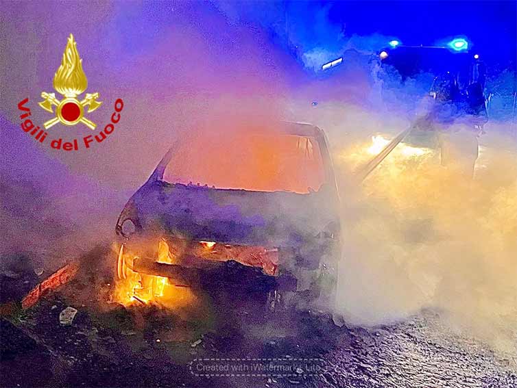 Incendio auto a Padru notte