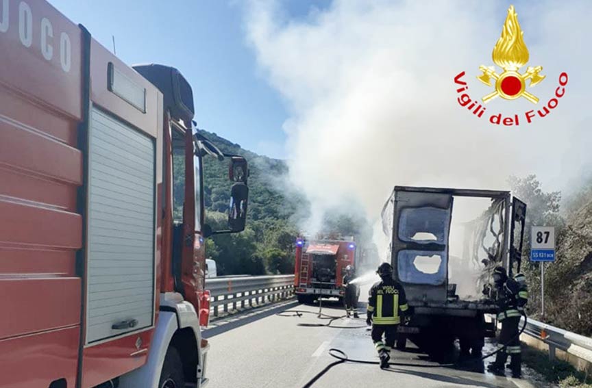 Autocarro in fiamme sulla 131 Dcn, intervengono i Vigili del Fuoco di Siniscola 1 Incendio furgone 131 2