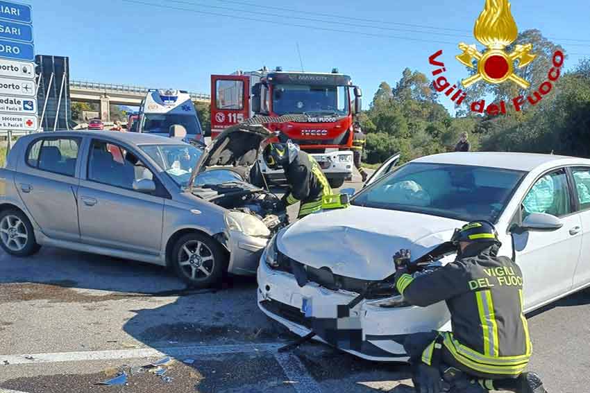 Incidente a Olbia, scontro tra 2 auto in via Veneto: 2 feriti lievi 2 Incidente 127 Olbia 1