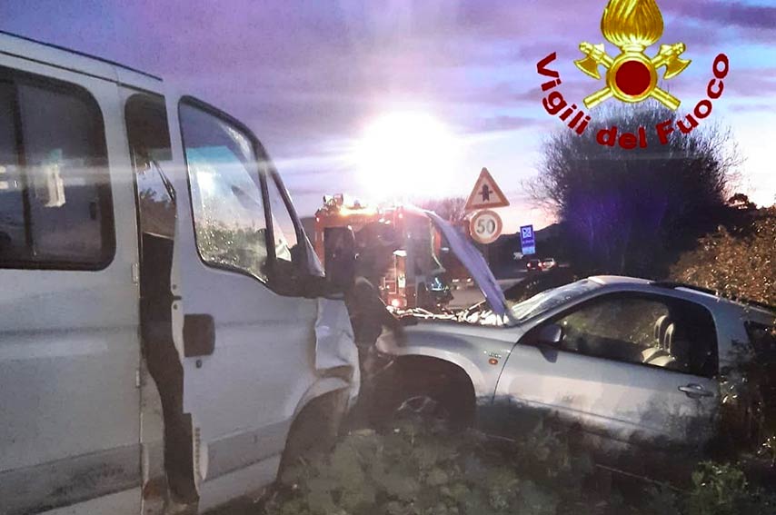 Baja Sardinia, auto contro furgone sulla Sp 59: ferito uno dei conducenti 2 Incidente Baja Sardinia