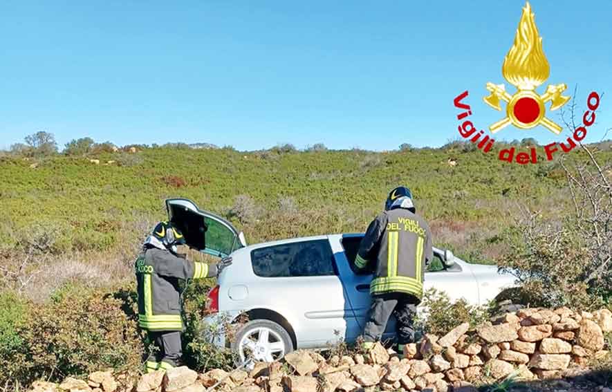 Costa Corallina. Auto contro muretto sulla SS 125: conducente in pronto soccorso 1 Incidente Costa Corallina