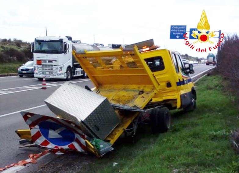 Macomer, doppio incidente sulla 131: contuse due persone 3 Incidente Macomer Anas 2