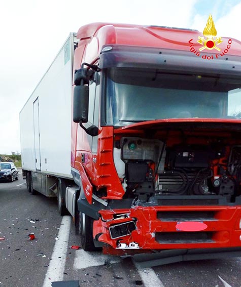 Macomer, doppio incidente sulla 131: contuse due persone 4 Incidente camion Macomer