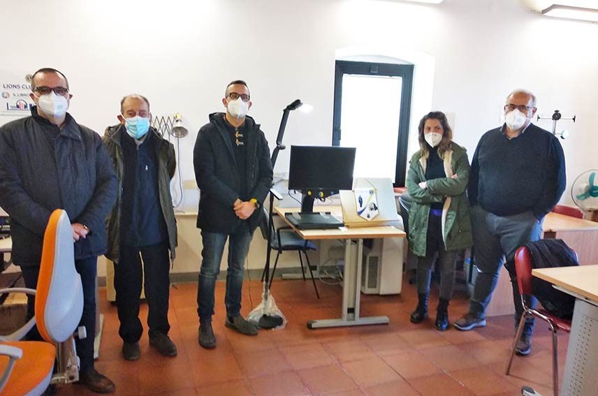 Il Lions Club Ozieri dona alla biblioteca comunale ausili per gli ipovedenti 1 Lions Club Ozieri donazione leggio