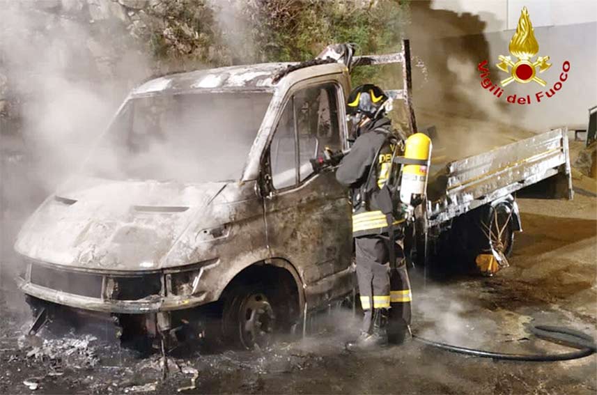 Attentati incendiari a Bitti, a fuoco un camioncino e un'auto 1 attentati incendiari a Bitti
