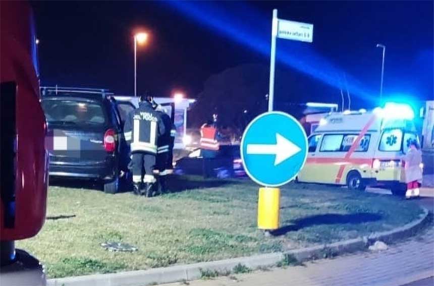 Olbia, auto esce di strada e finisce dentro la rotatoria Panama: ferito il conducente 1 incidente Olbia rotatoria