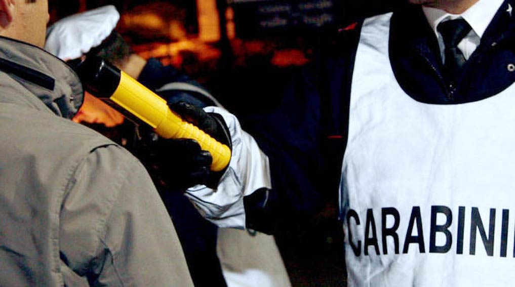 Guida in stato di ebbrezza e truffa: una denuncia a Belvì e 2 a Orani 1 Alcoltest carabinieri