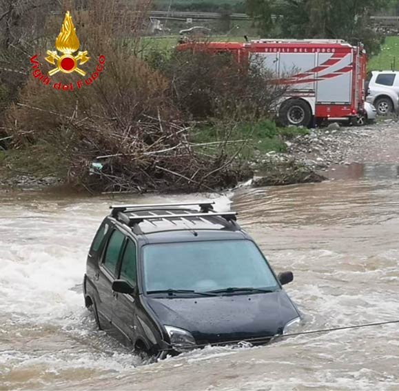 Tertenia, rischiano con l'auto di essere trascinati dalla corrente: salvati padre e figlio bloccati sul Rio Quirra 3 Auto fiume Tertenia 2