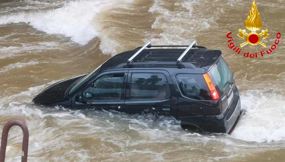 Tertenia, rischiano con l'auto di essere trascinati dalla corrente: salvati padre e figlio bloccati sul Rio Quirra 2 Auto fiume tertenia 1