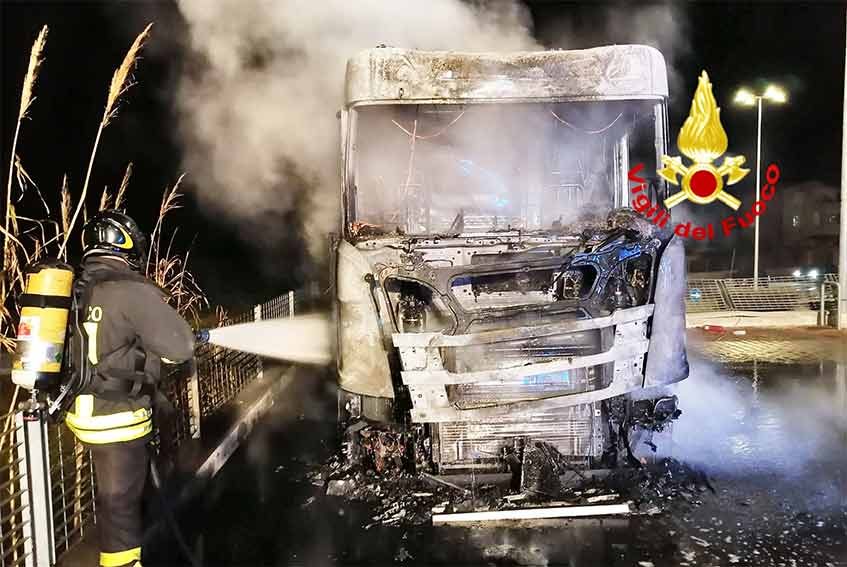 Incendio nella notte ad Assemini, camion in sosta distrutto dalle fiamme 1 Camion incendio Assemini