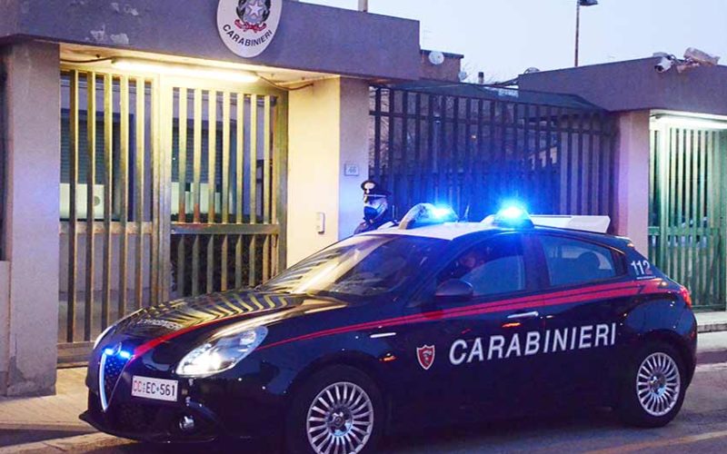 Carabinieri davanti stazione
