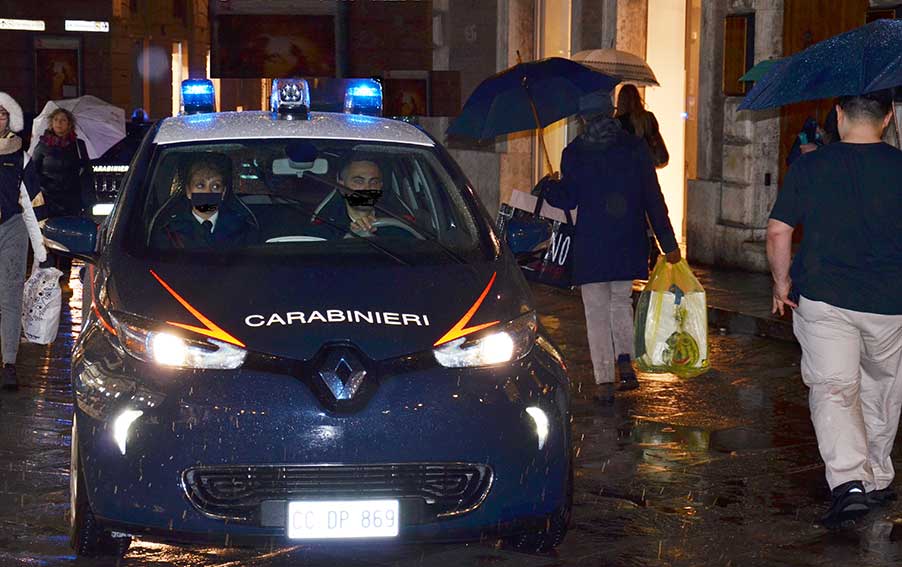 Sestu, 82enne maltratta moglie e figlia: arrestato 1 Carabinieri in auto
