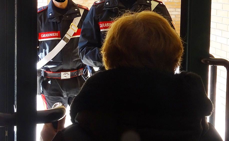 Cagliari, picchiava e minacciava la fidanzatina: denunciato 18enne 1 Carabinieri ingresso
