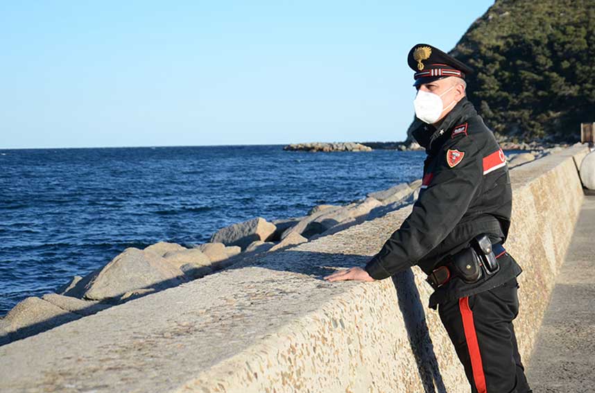 Barcone fantasma spiaggiato a Muravera: indagano i Carabinieri 1 Carabinieri mare