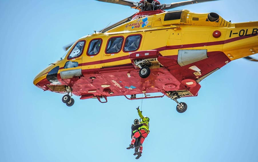 Cade e non riesce più a camminare: escursionista soccorsa a Baunei 1 Elisoccorso