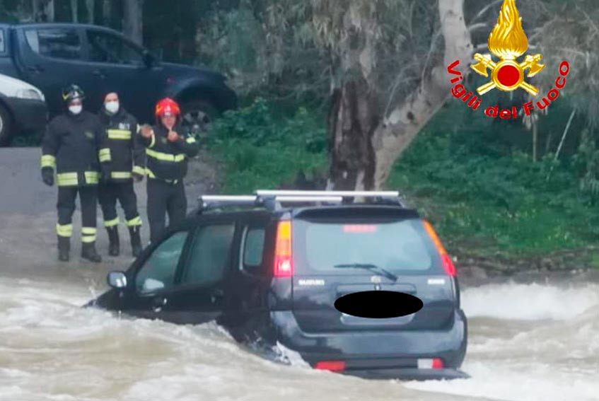 Tertenia, rischiano con l'auto di essere trascinati dalla corrente: salvati padre e figlio bloccati sul Rio Quirra 1 Fiume Tertenia auto