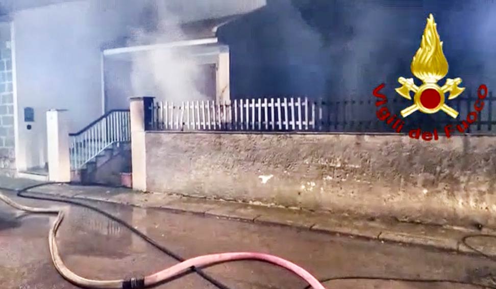 Ittiri, in fiamme veranda di una casa: ustionato il proprietario 1 Incendio Ittiri