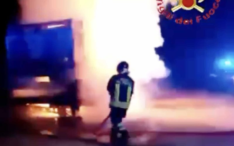 Incendio autocarro tertenia
