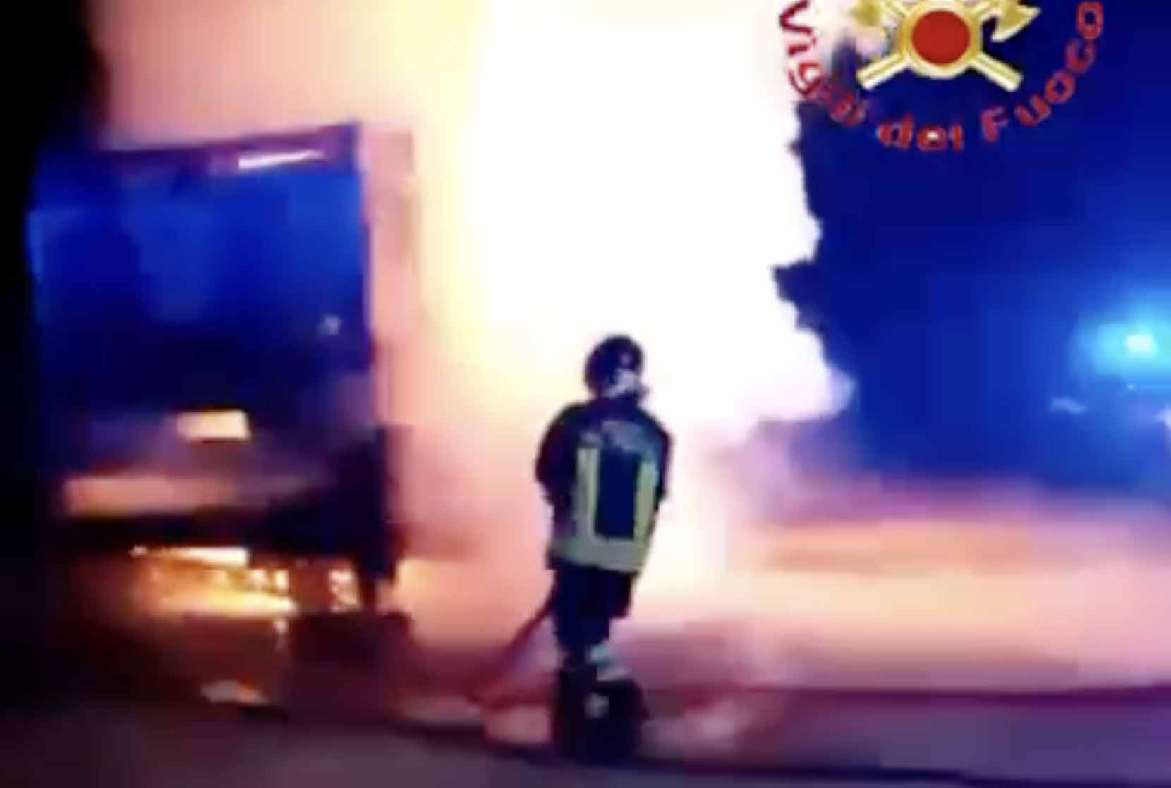Incendio a Tertenia, in fiamme 2 autocarri 1 Incendio autocarro tertenia