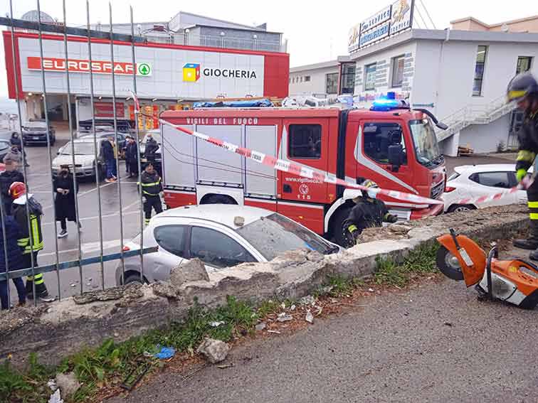 Ozieri, auto sfonda ringhiera e finisce sui parcheggi dell'Eurospar 3 Incidente Badde Aini 2 1
