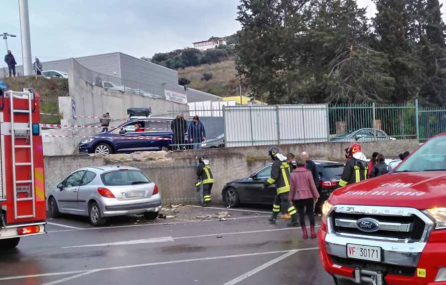Ozieri, auto sfonda ringhiera e finisce sui parcheggi dell'Eurospar 2 Incidente Badde Aini Ozieri 4