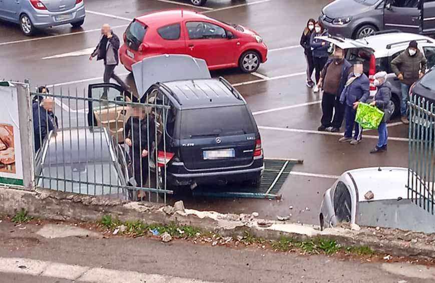 Ozieri, auto sfonda ringhiera e finisce sui parcheggi dell'Eurospar 1 Incidente Badde Aini