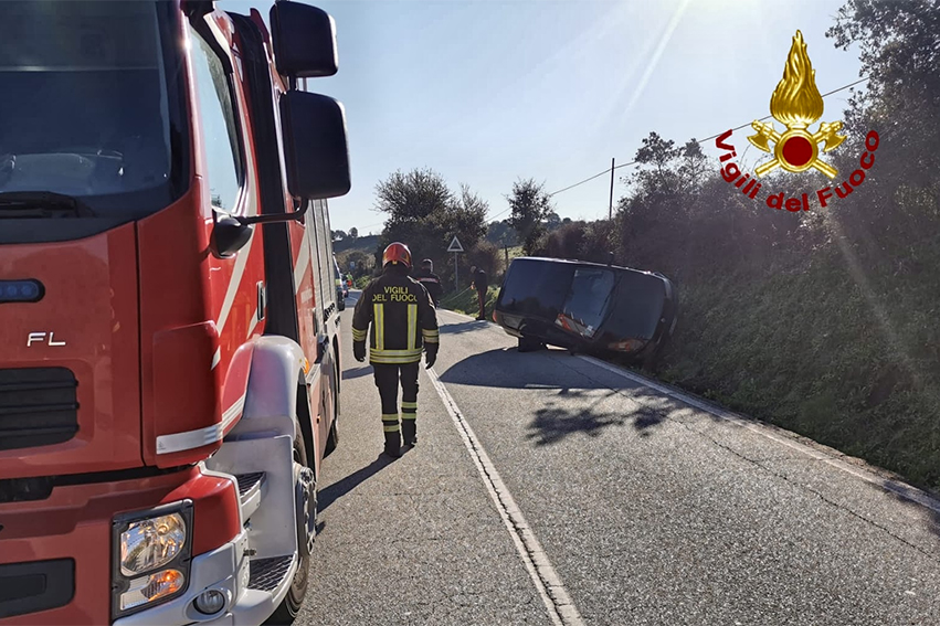 Incidente a Sant'Antonio di Gallura, auto si ribalta sulla Statale 427: illeso il conducente 2 Incidente S. Antonio di Gallura