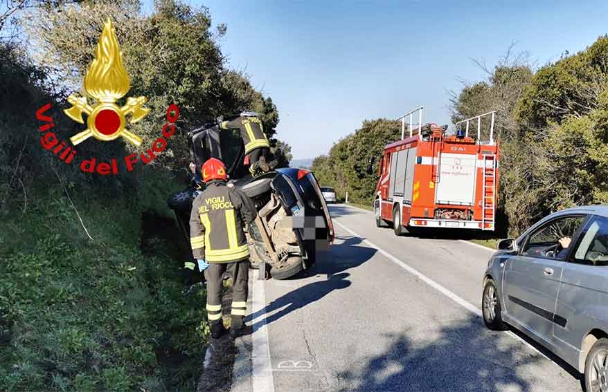 Incidente a Sant'Antonio di Gallura, auto si ribalta sulla Statale 427: illeso il conducente 1 Incidente SantAntonio di Gallura 1