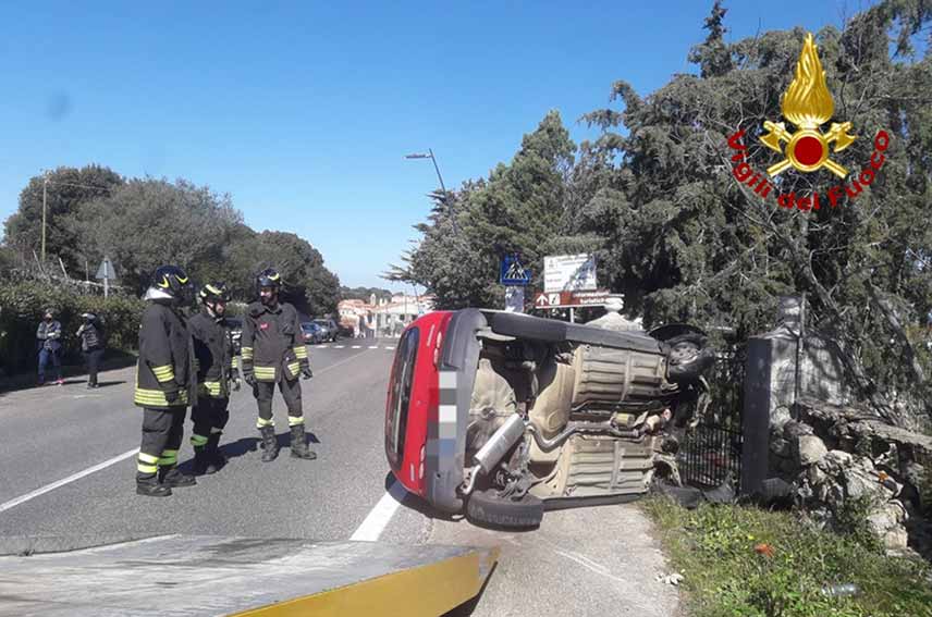 Incidente a Sant'Antonio di Gallura, auto sbatte contro un muro e si ribalta: ferite 2 presone 1 Incidente SantAntonio di Gallura
