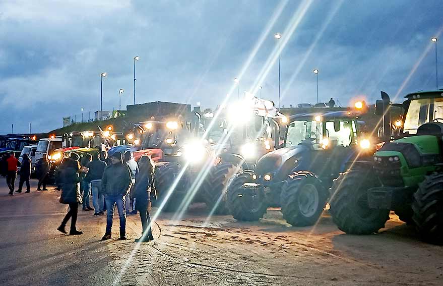 Da Ozieri il grido di dolore di pastori, autotrasportatori e aziende: «Siamo alla fame» 2 Manifestazione Ozieri Pastori 2