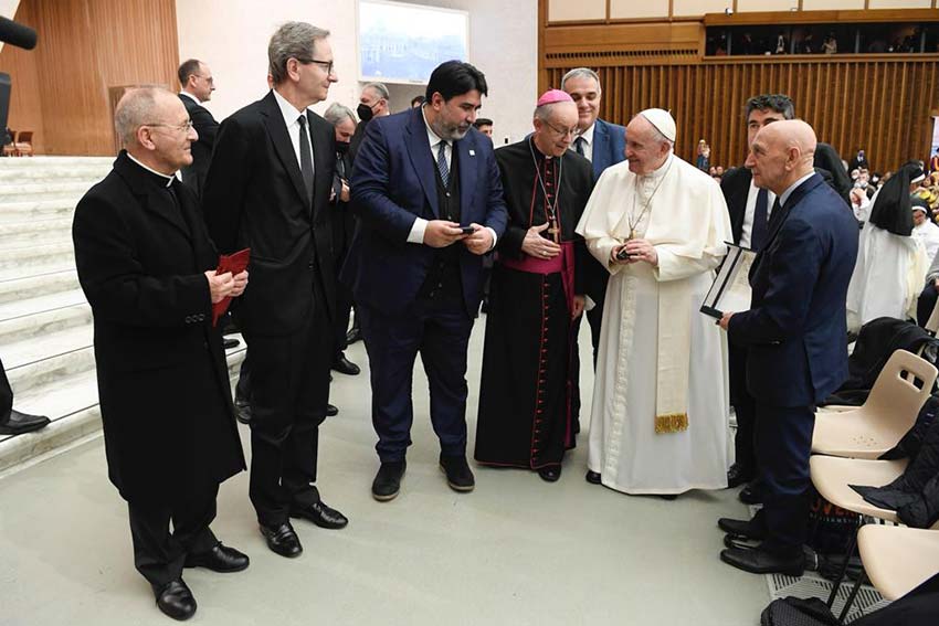 Solinas Papa Francesco e comitato deledda