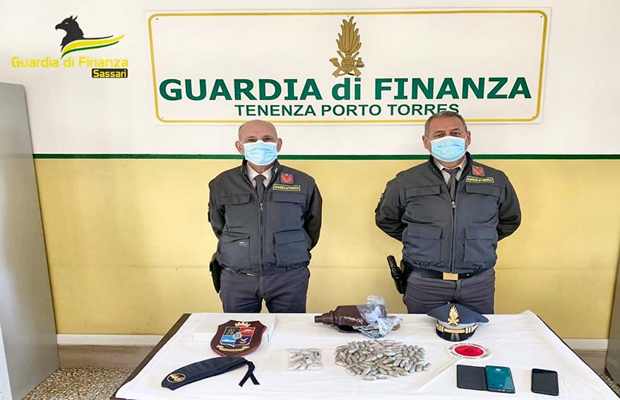 Sbarca a Porto Torres con 99 ovuli di droga: arrestato nigeriano 1 ovuli droga porto torres