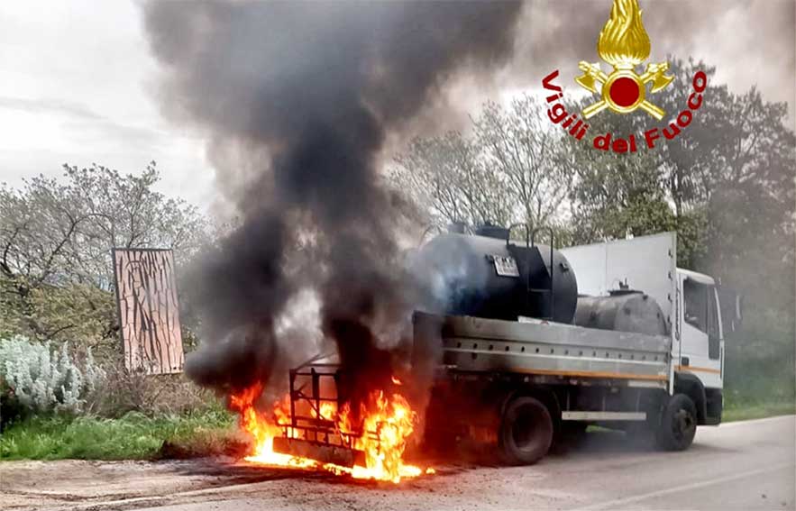Cisterna di gasolio in fiamme a Bono, intervengono i Vigili del Fuoco 1 Bono Incendio camion cisterna