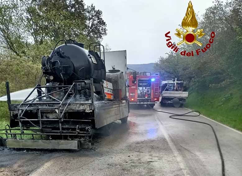 Cisterna di gasolio in fiamme a Bono, intervengono i Vigili del Fuoco 2 Bono cisterna gasolio camion