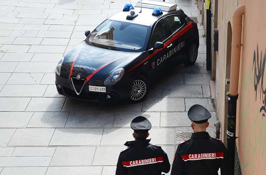 Carabinieri auto a piedi 1