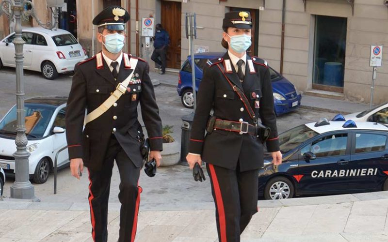Carabinieri donna e uomo