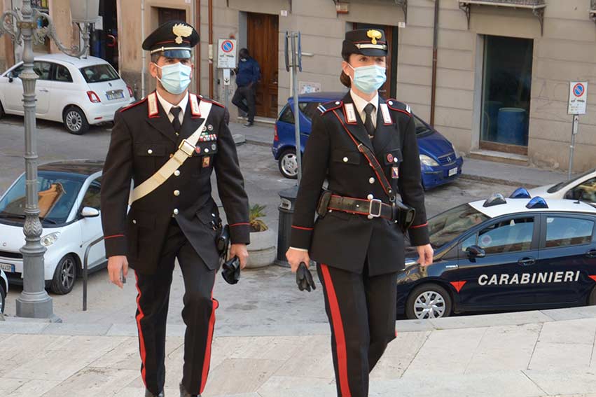 Carabinieri donna e uomo