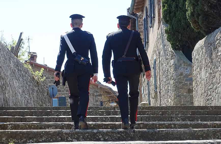 Villacidro, minaccia l'ex compagna di morte: arrestato 53enne 1 Carabinieri scale