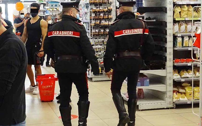 Carabinieri supermercato