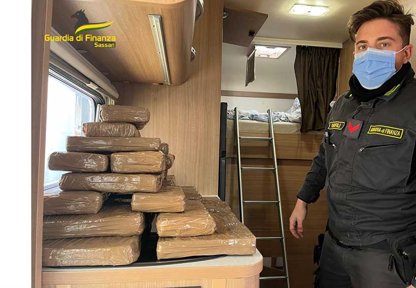 Sbarca a Olbia con 28 chili di cocaina nascosta in un camper, arrestato 44enne 2 Sbarca a Olbia con 28 chili di cocaina