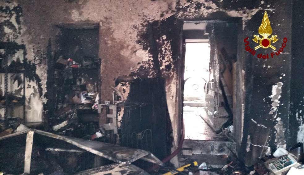 Incendio a Bitti, distrutto laboratorio di informatica e riparazione elettrodomestici 1 Incendio Bitti laboratorio