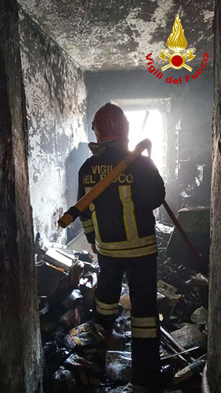 Incendio a Bitti, distrutto laboratorio di informatica e riparazione elettrodomestici 2 Incendio Bitti laboratotio 2
