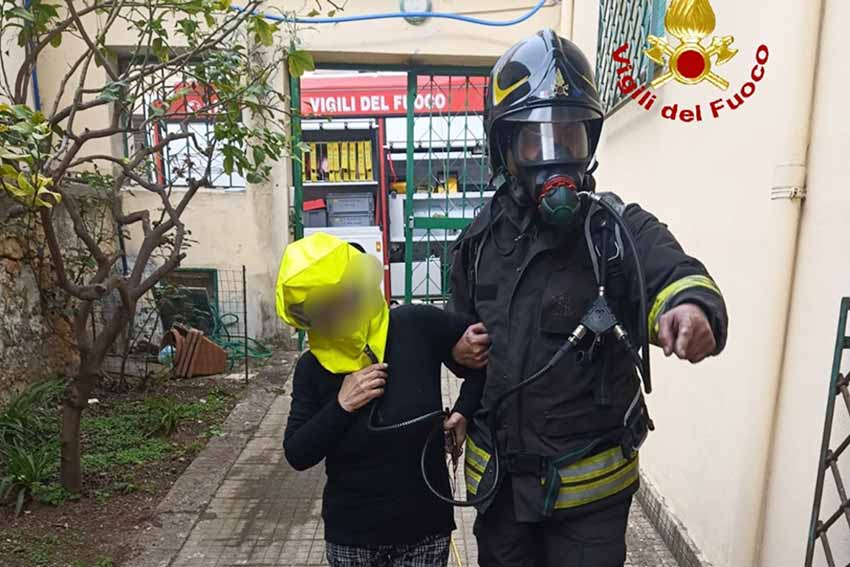 Incendio a Sassari in un appartamento di via Sardegna, soccorsa un'anziana 1 Incendio appartamento Sassari