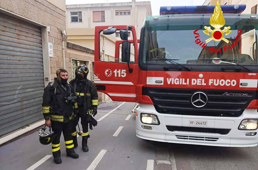 Incendio a Sassari in un appartamento di via Sardegna, soccorsa un'anziana 2 Incendio appartamento sasari via Sardegna
