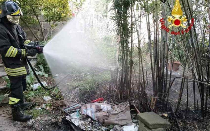 Incendio cortile casa Abbasanta