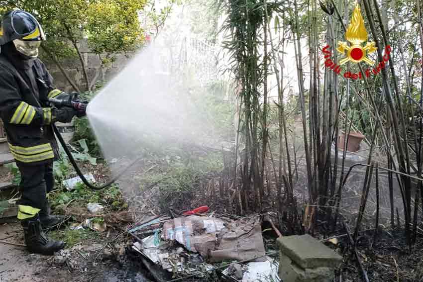 Fiamme nel cortile di un'abitazione ad Abbasanta, intervengono i pompieri 1 Incendio cortile casa Abbasanta