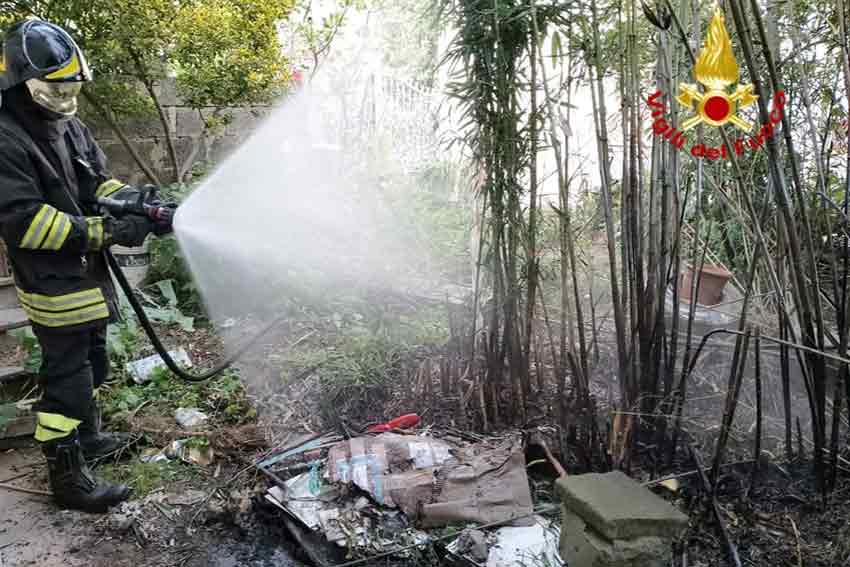 Incendio cortile casa Abbasanta