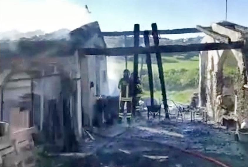 Incendio a Nulvi, in fiamme un deposito agricolo 2 Incendio deposito agricolo Nulvi
