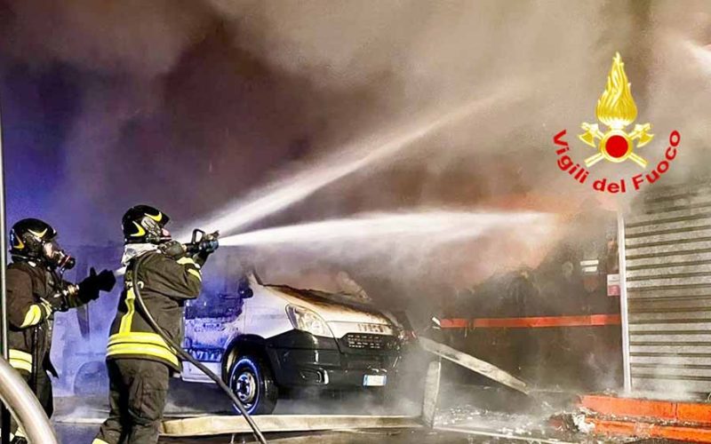 Incendio distributore Cagliari via Marconi