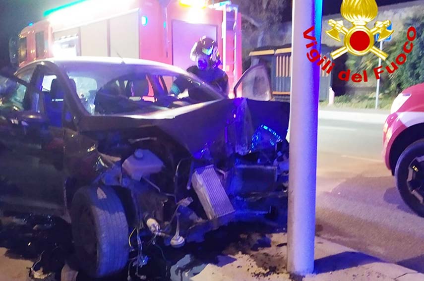 Incidente a Sassari, auto contro palo della luce in via Caniga 1 Incidente Caniga Sassari